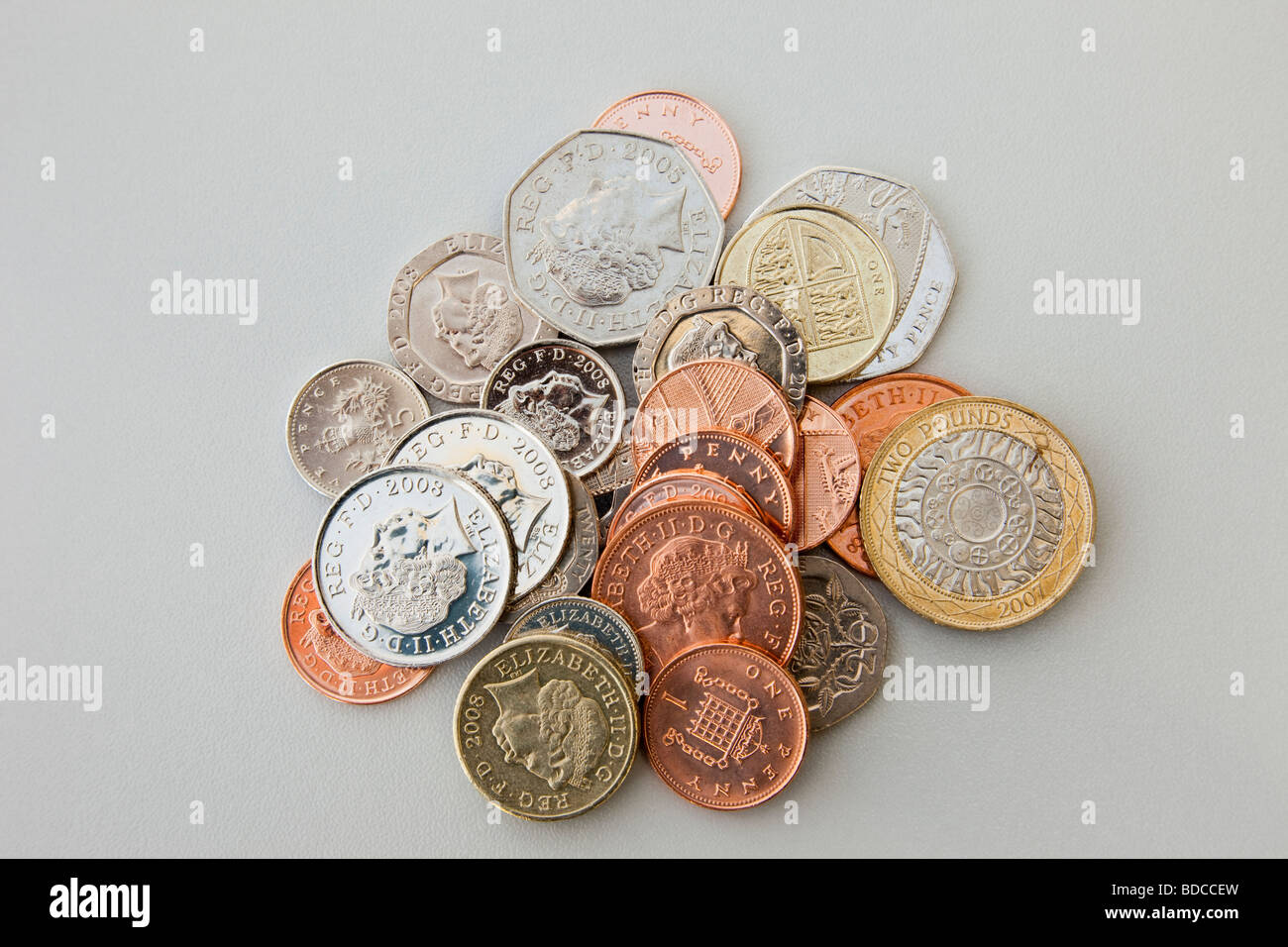 Pile de livres sterling pièces dans diverses confessions à partir de ci-dessus. Angleterre Royaume-uni Grande-Bretagne Banque D'Images
