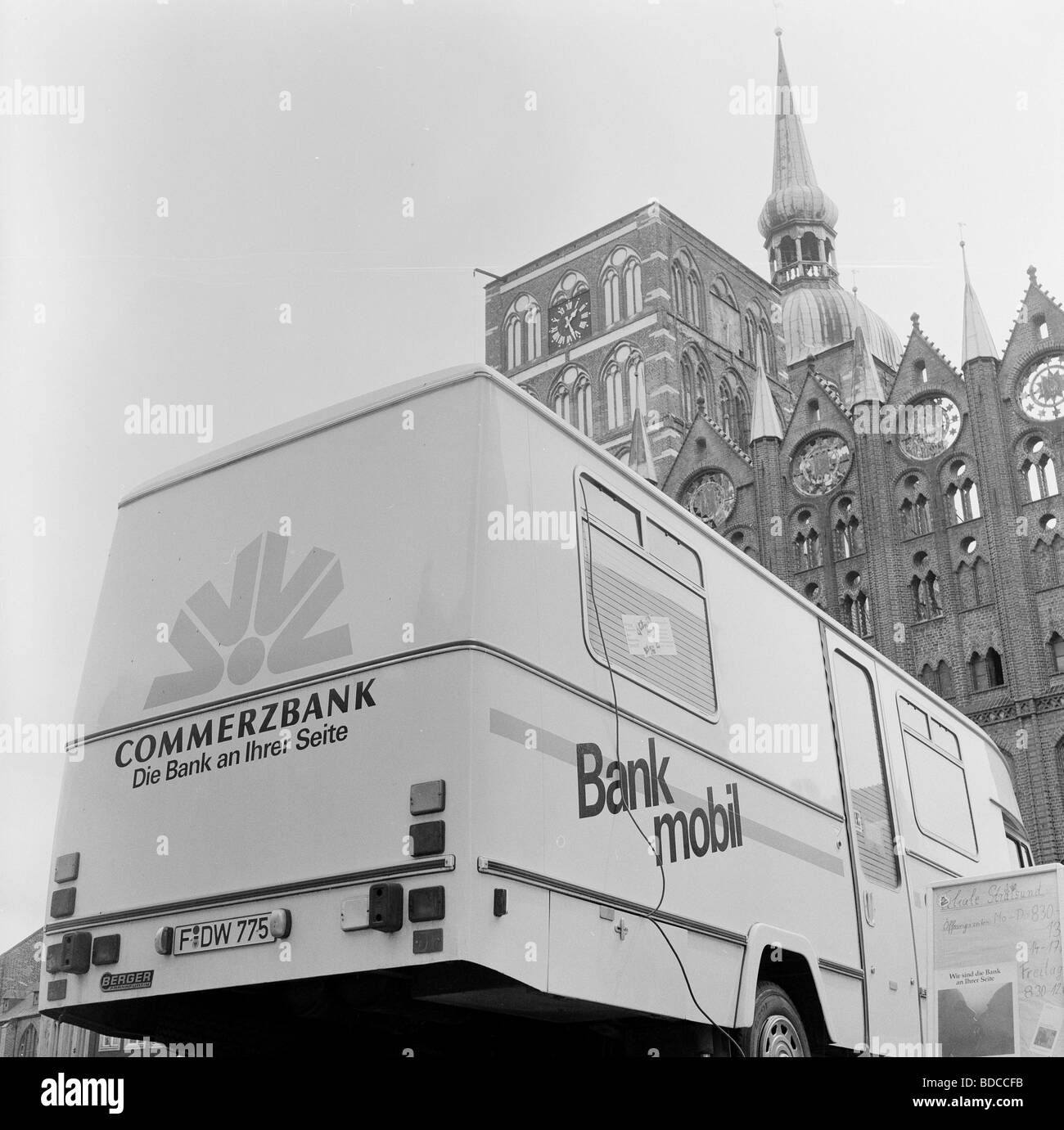 Géographie / voyages, Allemagne, GDR, Bankmobil de Commerzbank, à l'extérieur de la mairie, Stralsund, juillet 1990, Banque D'Images
