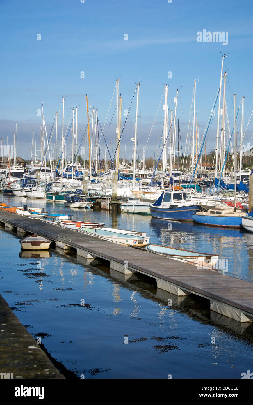 Marina Lymington Hampshire UK bateaux pontons Banque D'Images
