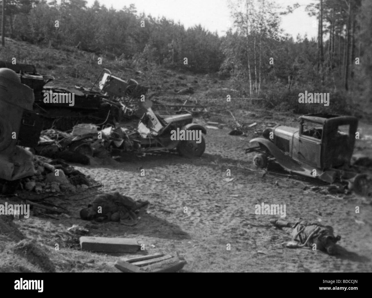 Événements, seconde Guerre mondiale / seconde Guerre mondiale, Russie 1941, colonne soviétique après raid aérien allemand entre Bialystok et Vaukavysk, juillet 1941, a détruit des camions et tué des soldats de l'Armée rouge, Banque D'Images