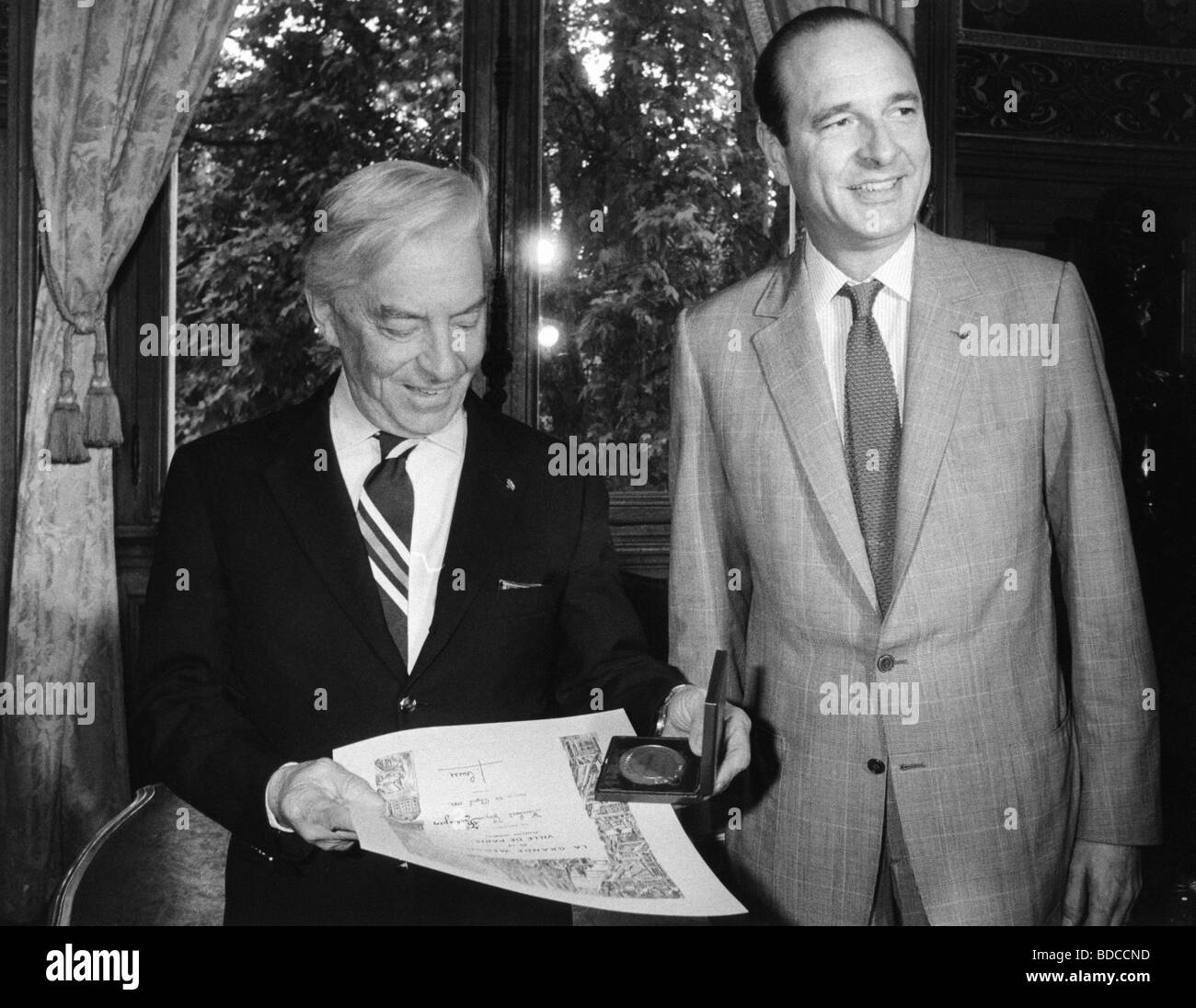Karajan, Herbert von, 5.4.1908 - 16.7.1989, chef d'orchestre autrichien, demi-longueur, avec Jaques Chirac, maire de Paris, recevant la "Bataille de Paris", 22.6.1982, Banque D'Images