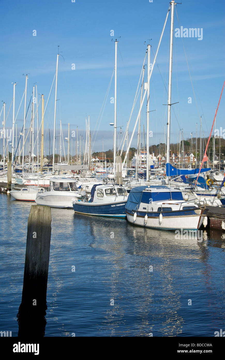 Marina Lymington Hampshire UK bateaux pontons Banque D'Images