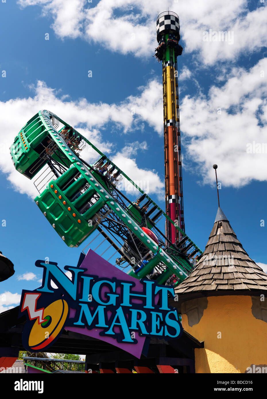 Nuit juments et Drop Tower manèges au parc d'attractions Canada's Wonderland Banque D'Images