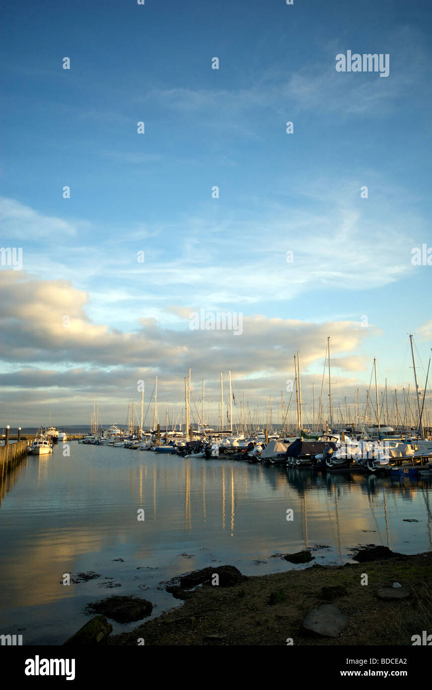 Marina Lymington Hampshire UK bateaux pontons Coucher de soleil Banque D'Images