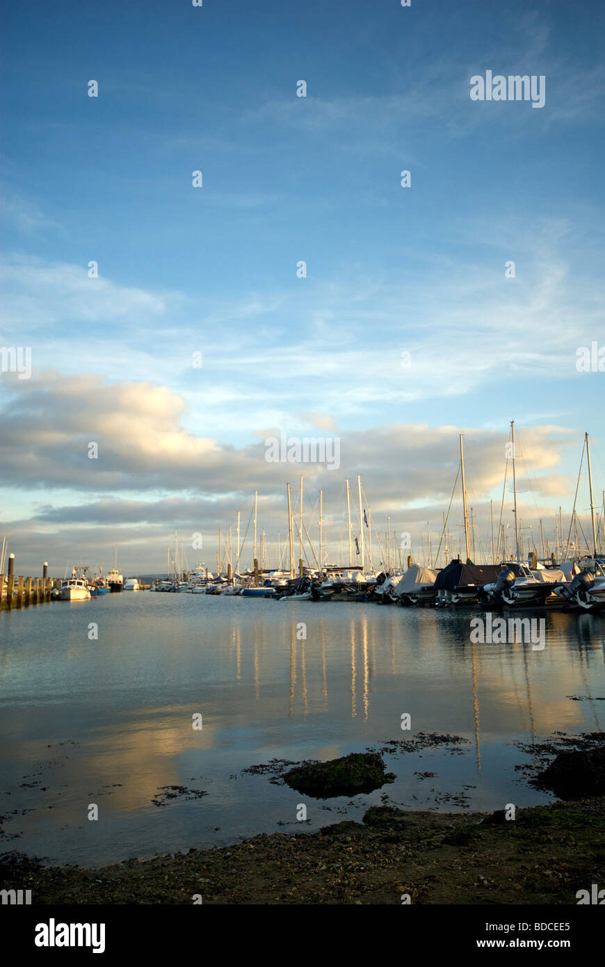 Marina Lymington Hampshire UK bateaux pontons Coucher de soleil Banque D'Images
