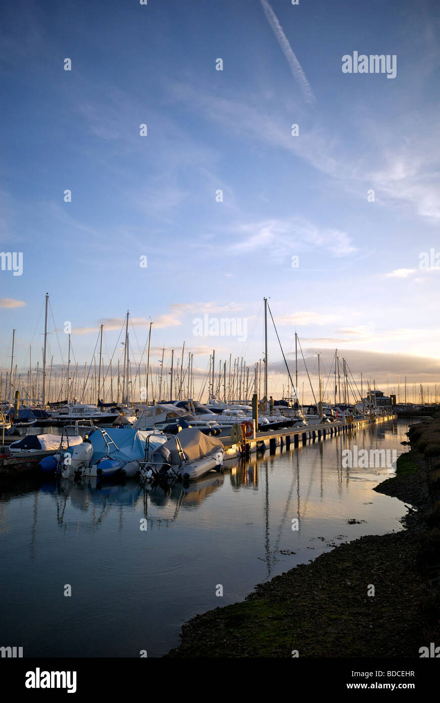 Marina Lymington Hampshire UK bateaux pontons Coucher de soleil Banque D'Images