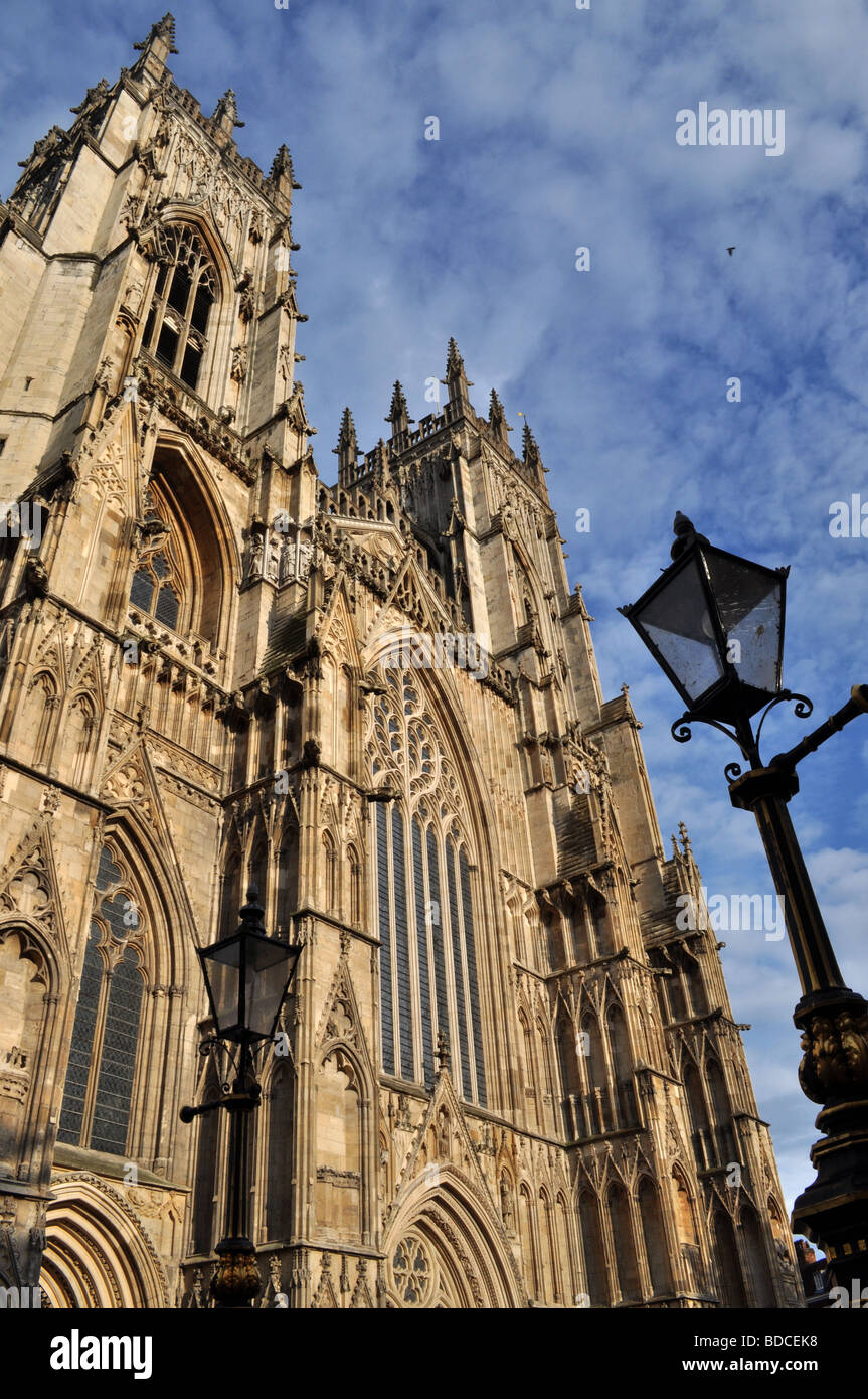 La cathédrale de York au nord de la ville historique de l'église catholique england UK attraction touristique Sentamu architecture histoire lampe ornés Banque D'Images