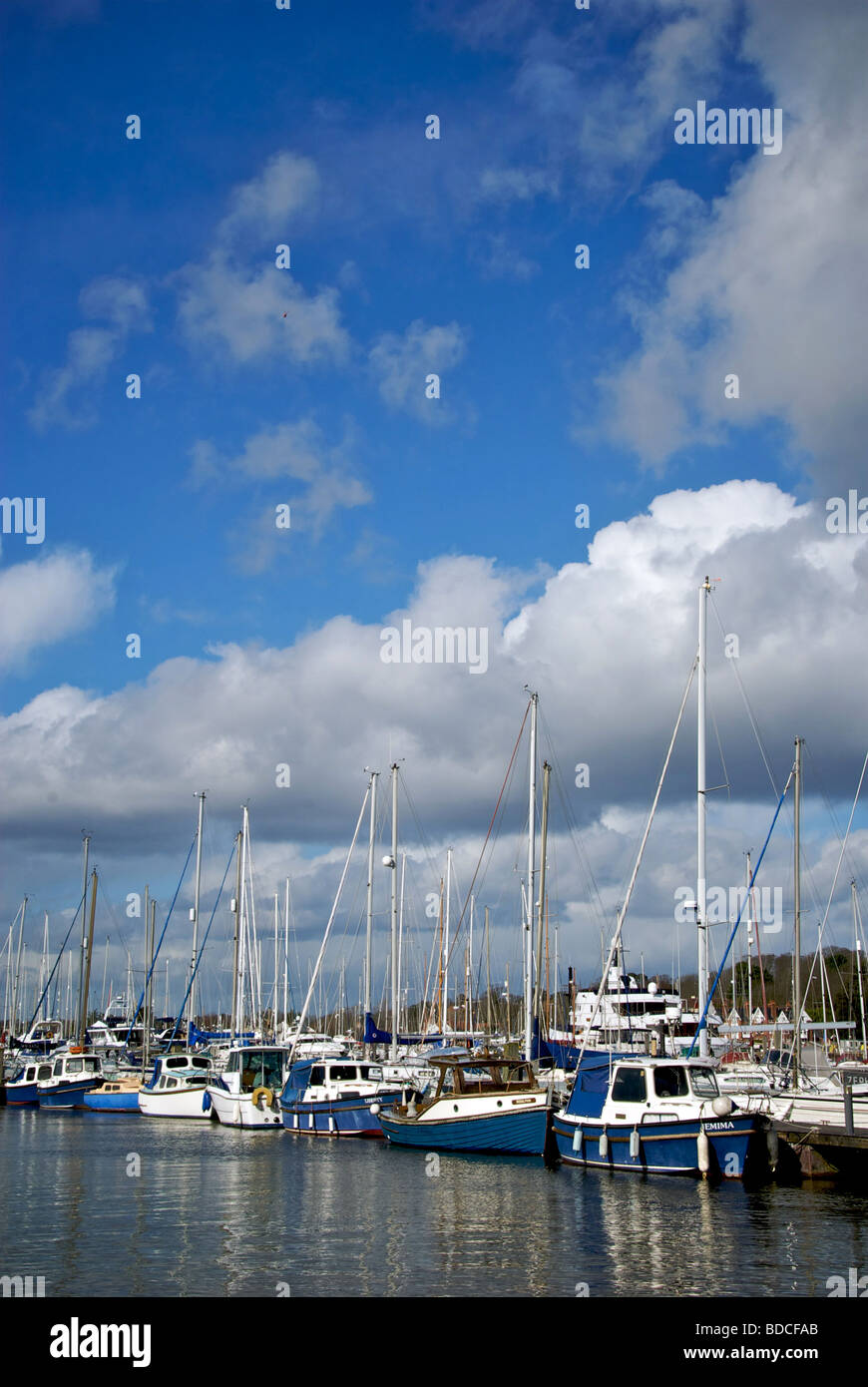 Marina Lymington Hampshire UK bateaux pontons Bateaux Banque D'Images