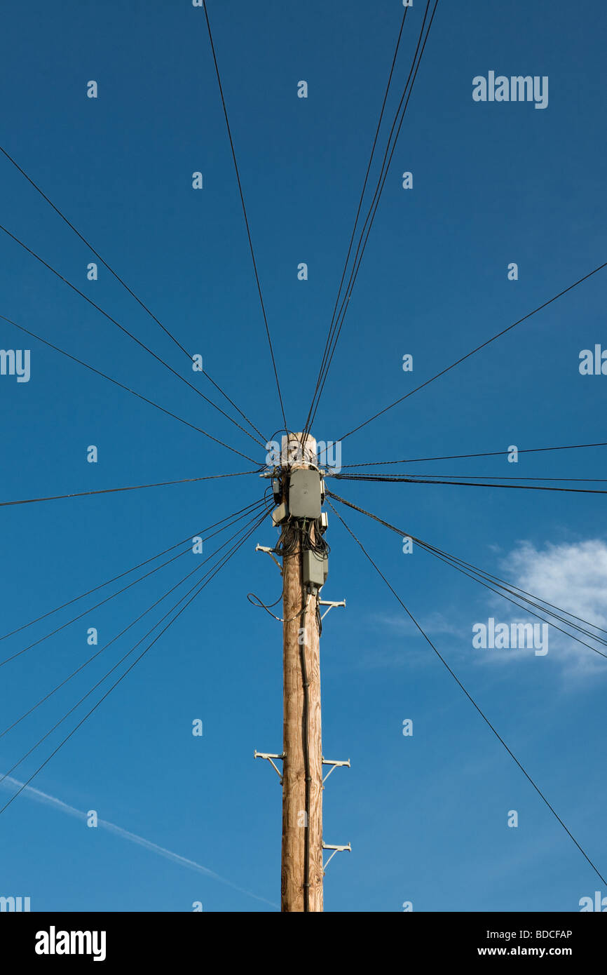 Les câbles téléphoniques Robin Hoods Bay North Yorkshire Angleterre Banque D'Images