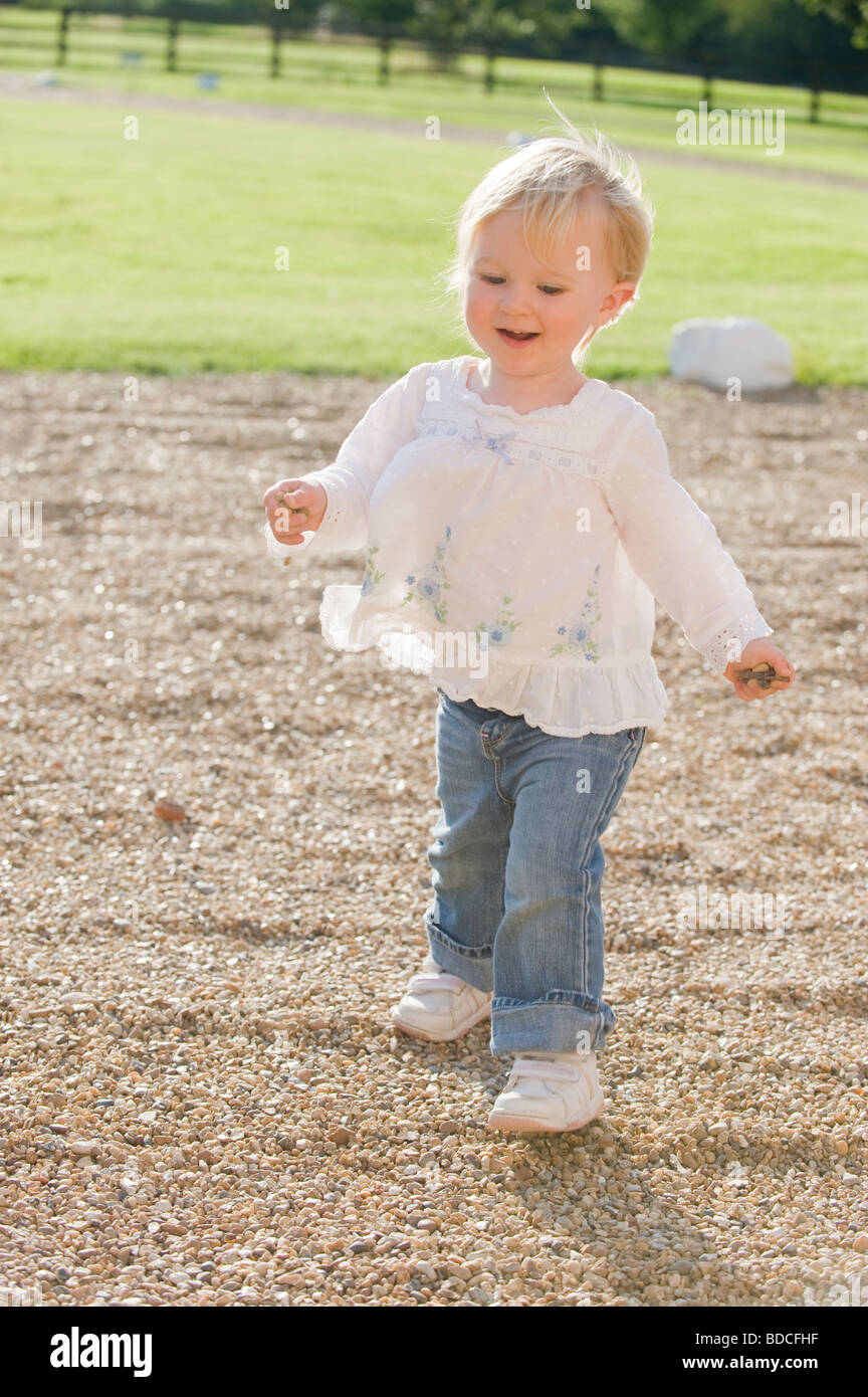 Fille Bebe 21 Mois Sur Le Chemin De Gravier Photo Stock Alamy