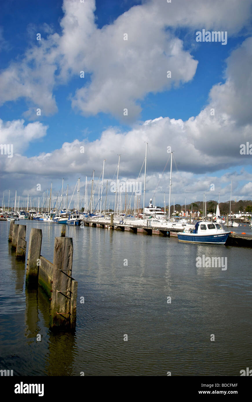 Marina Lymington Hampshire UK bateaux pontons Banque D'Images