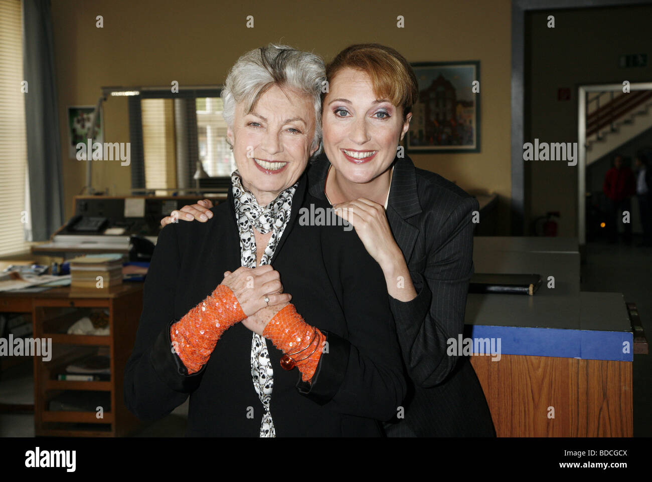 Heesters, Nicole, * 14.2.1937, actrice allemande, demi-longueur, avec Saskia Fischer, appel photo à la série télévisée allemande 'Grossstadtrevier', Hambourg, 22.4.2009, Banque D'Images