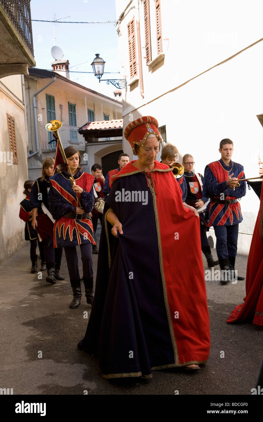 La parade d'ouverture de dignitaires dans le Palio un festival d'été annuel tenu à Anagni, Italie Banque D'Images