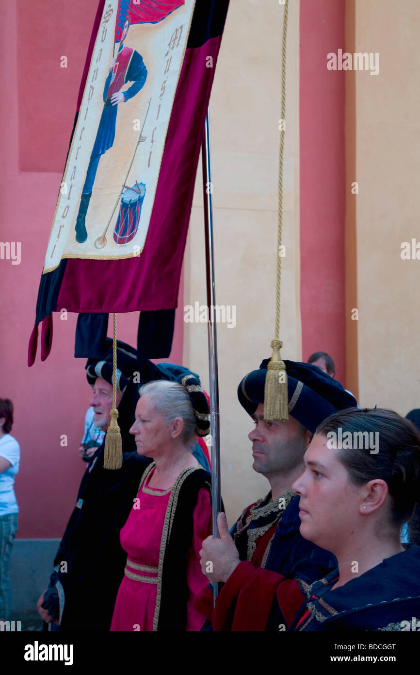 Dignitaires pour le Palio (fête d'été) à Anagni, Italie ; c'est un spectacle médiéval visible aujourd'hui - dans les vêtements de la Renaissance. Banque D'Images