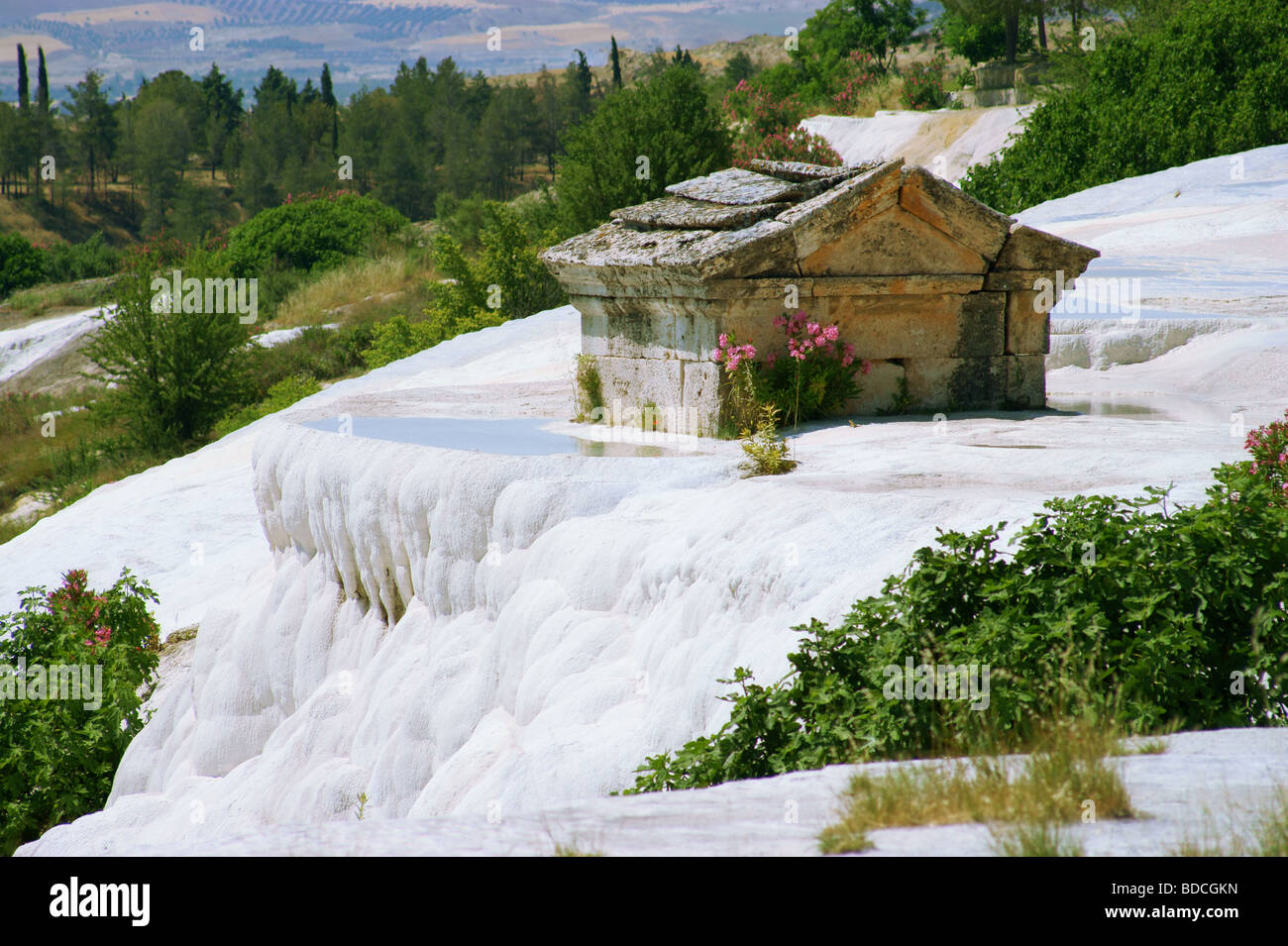 Tombeau et terrasses avec de l'eau, Pamukkale, Hierapolis Turquie. Banque D'Images