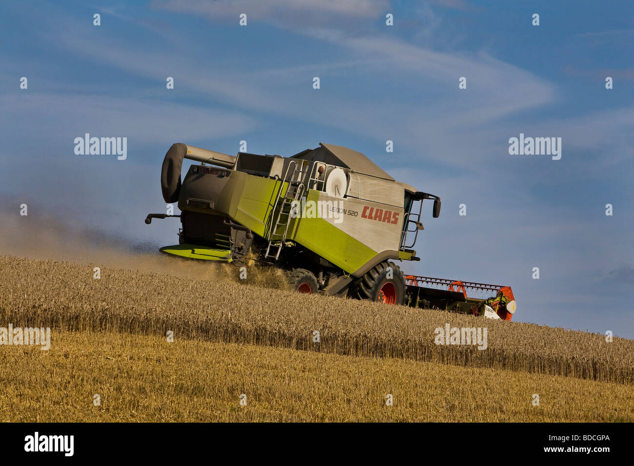 Moissonneuse-batteuse et le tracteur au travail dans la région de Essex Ashen près de Clare dans la région de Suffolk Banque D'Images