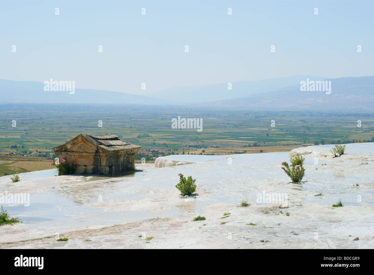 Tombeau et terrasses avec de l'eau, Pamukkale, Hierapolis Turquie. Banque D'Images