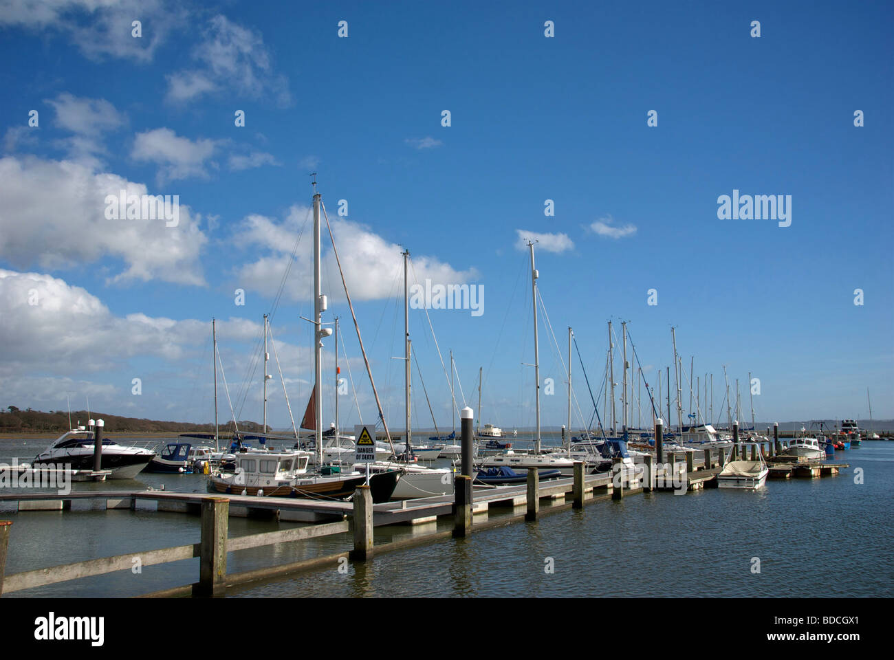 Marina Lymington Hampshire UK bateaux pontons Banque D'Images
