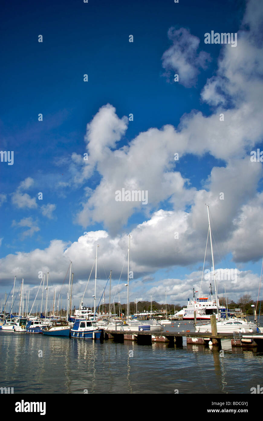 Marina Lymington Hampshire UK bateaux pontons Banque D'Images