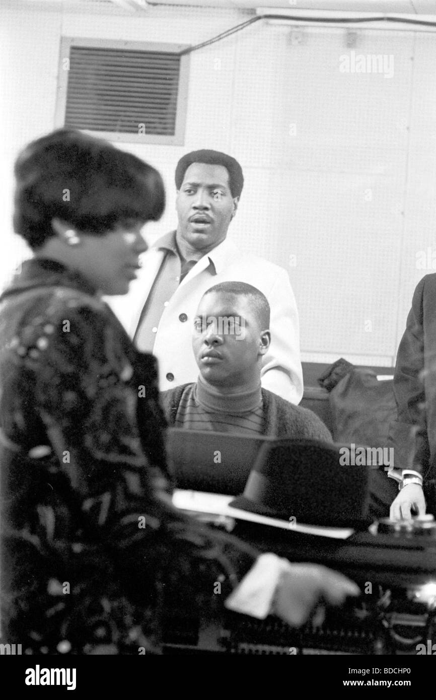 OTIS REDDING avec Booker T à un studio d'enregistrement à Londres durant leur tournée européenne 1967 avec Carla Thomas. Voir la description ci-dessous Banque D'Images