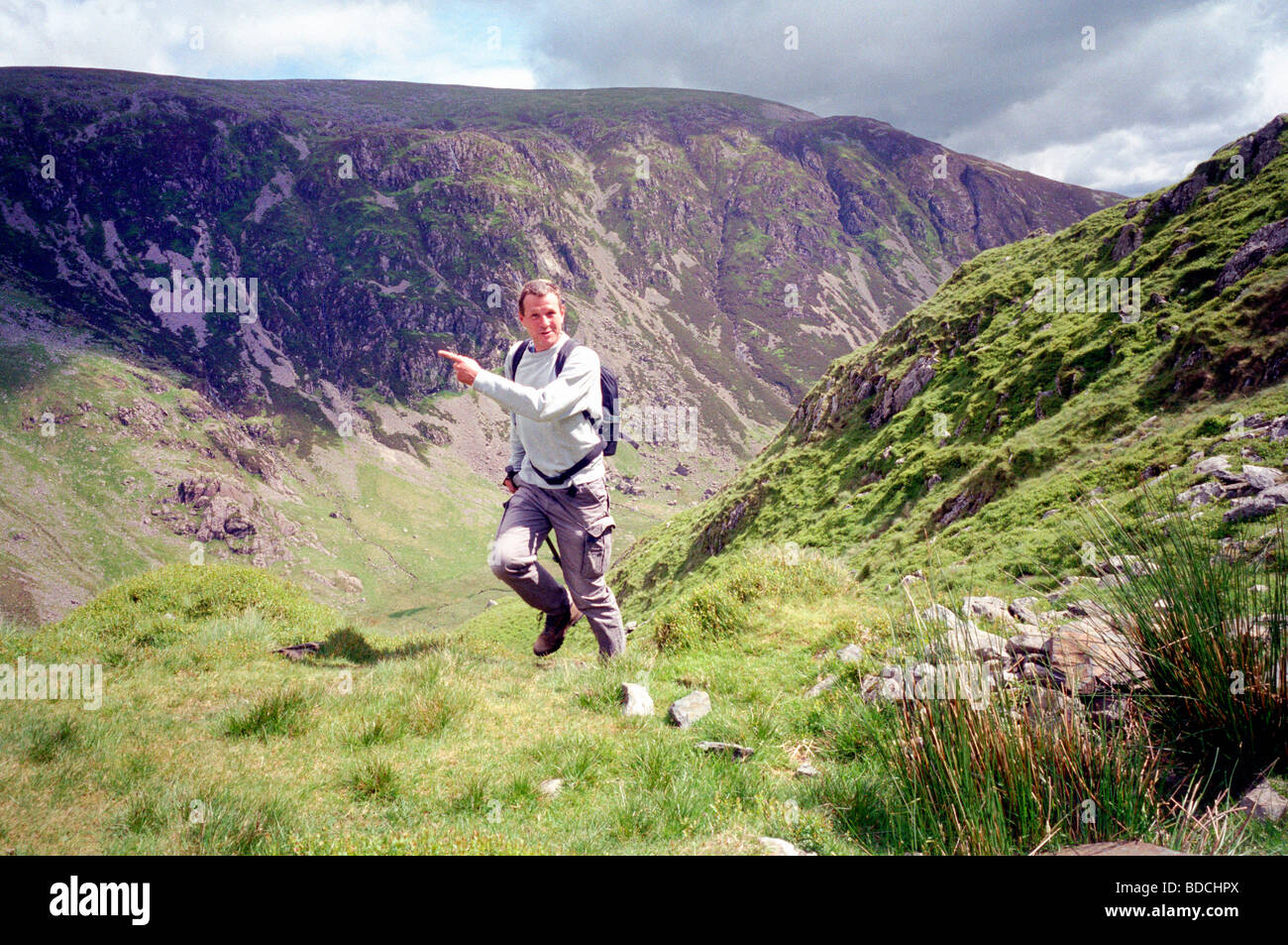 Un homme montrant le chemin d'une montagne escalade Banque D'Images