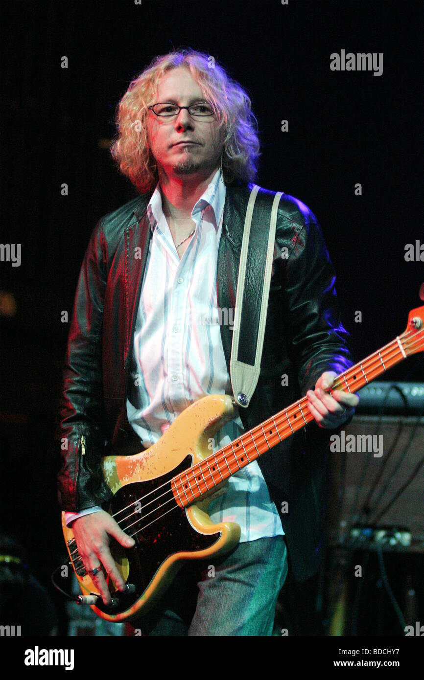 R.E.M - groupe rock américain avec Mike Mills en 2004 Banque D'Images