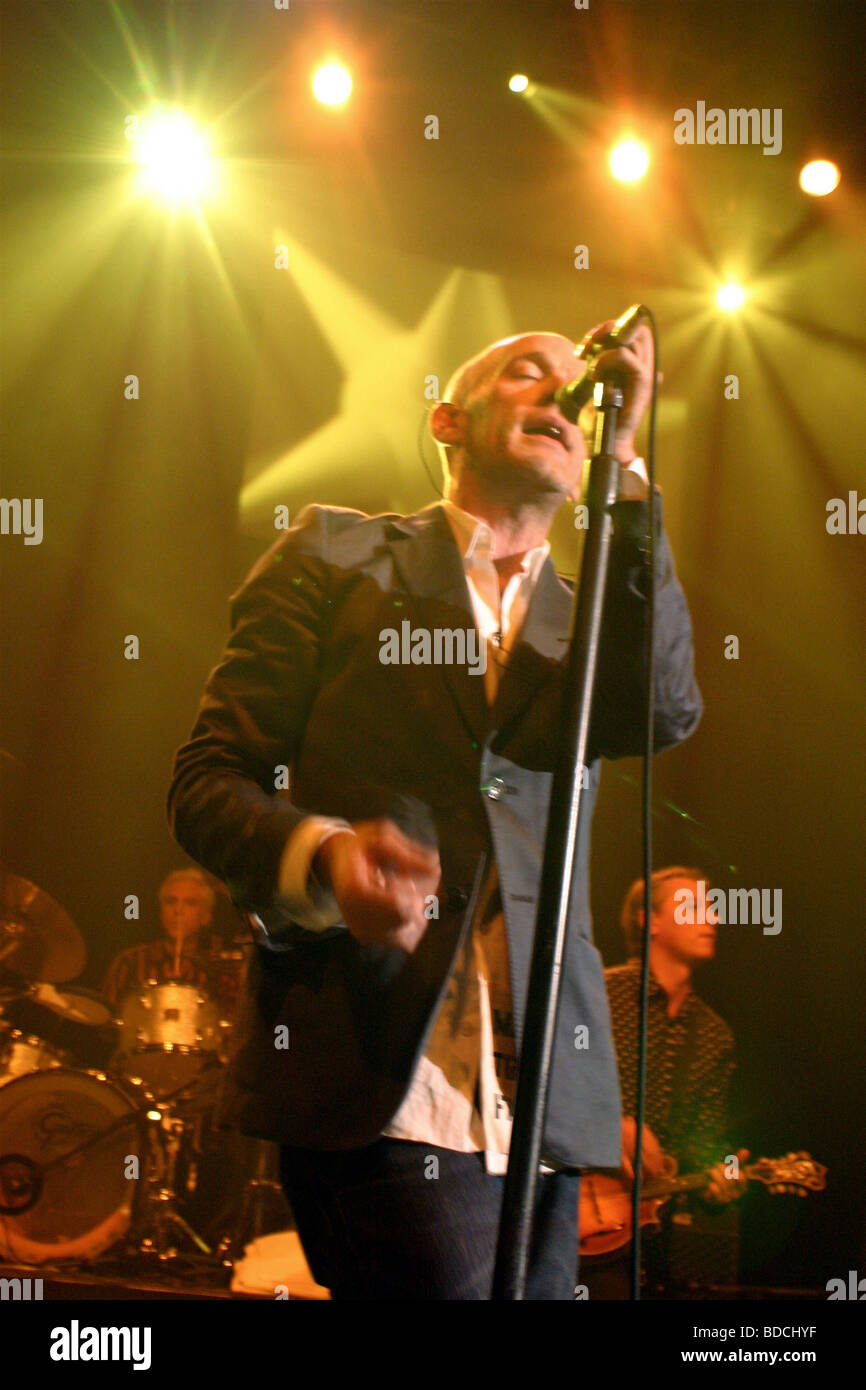 R.E.M. - Groupe rock américain avec Michael Stipe en 2004 Banque D'Images