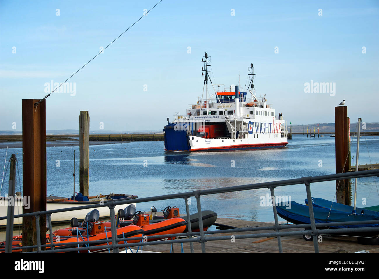 Marina Lymington Hampshire Royaume-uni Île de Wight Ferry Boats ponton Banque D'Images
