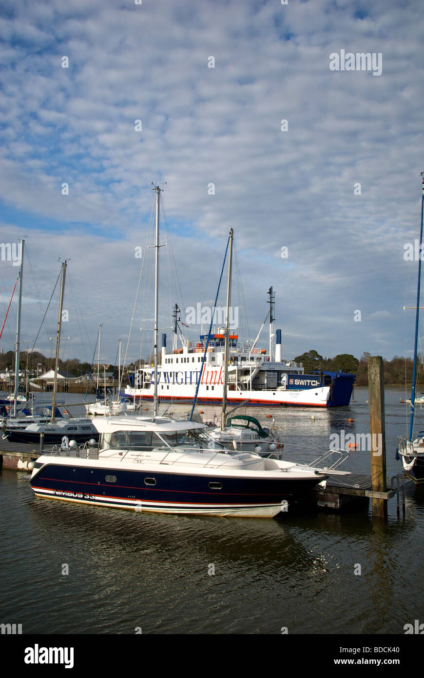 Marina Lymington Hampshire Royaume-uni Île de Wight Ferry Boats Ponton Link Banque D'Images