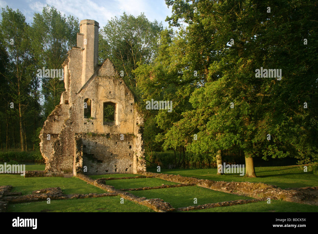 Minster Lovell hall ruines sur la rivière Windrush au lever du soleil. Banque D'Images