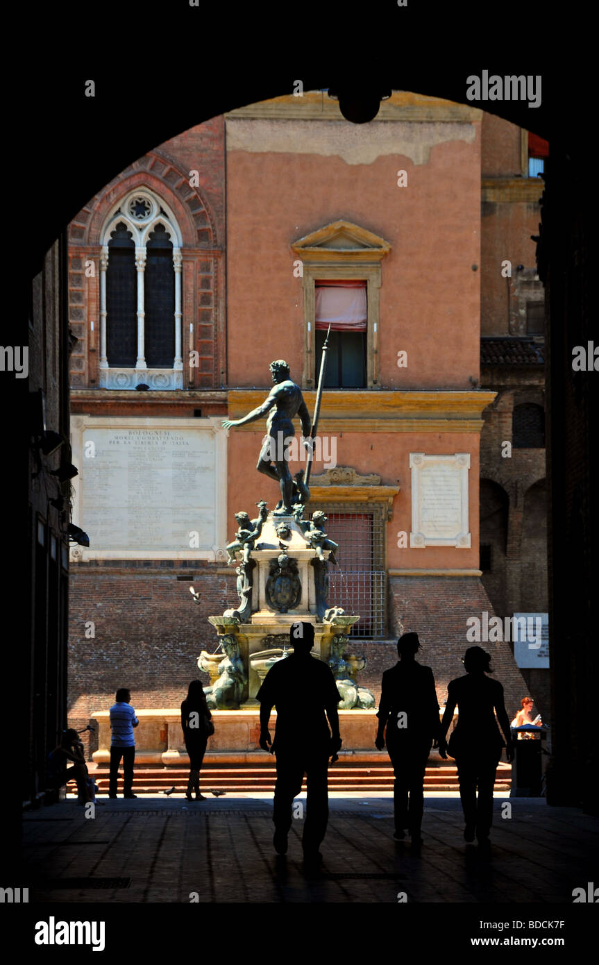 Statue de Neptune au-dessus de la fontaine de la Piazza Nettuno / Piazza Maggiore, Bologne, Italie Banque D'Images