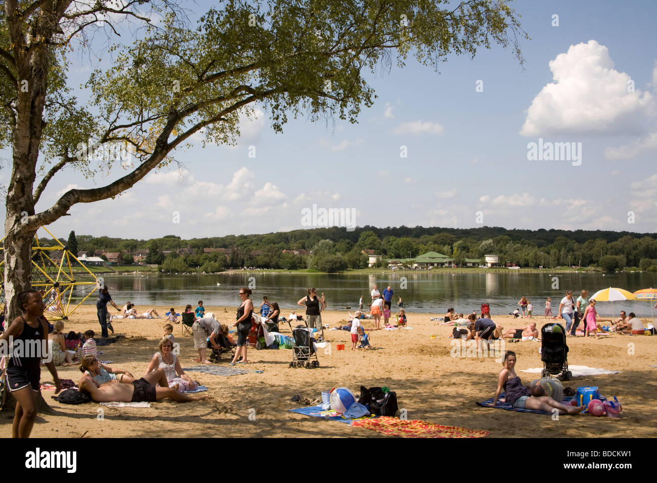 Les gens sur un après-midi ensoleillé sur le sable à Ruislip Lido, Londres  UK Photo Stock - Alamy