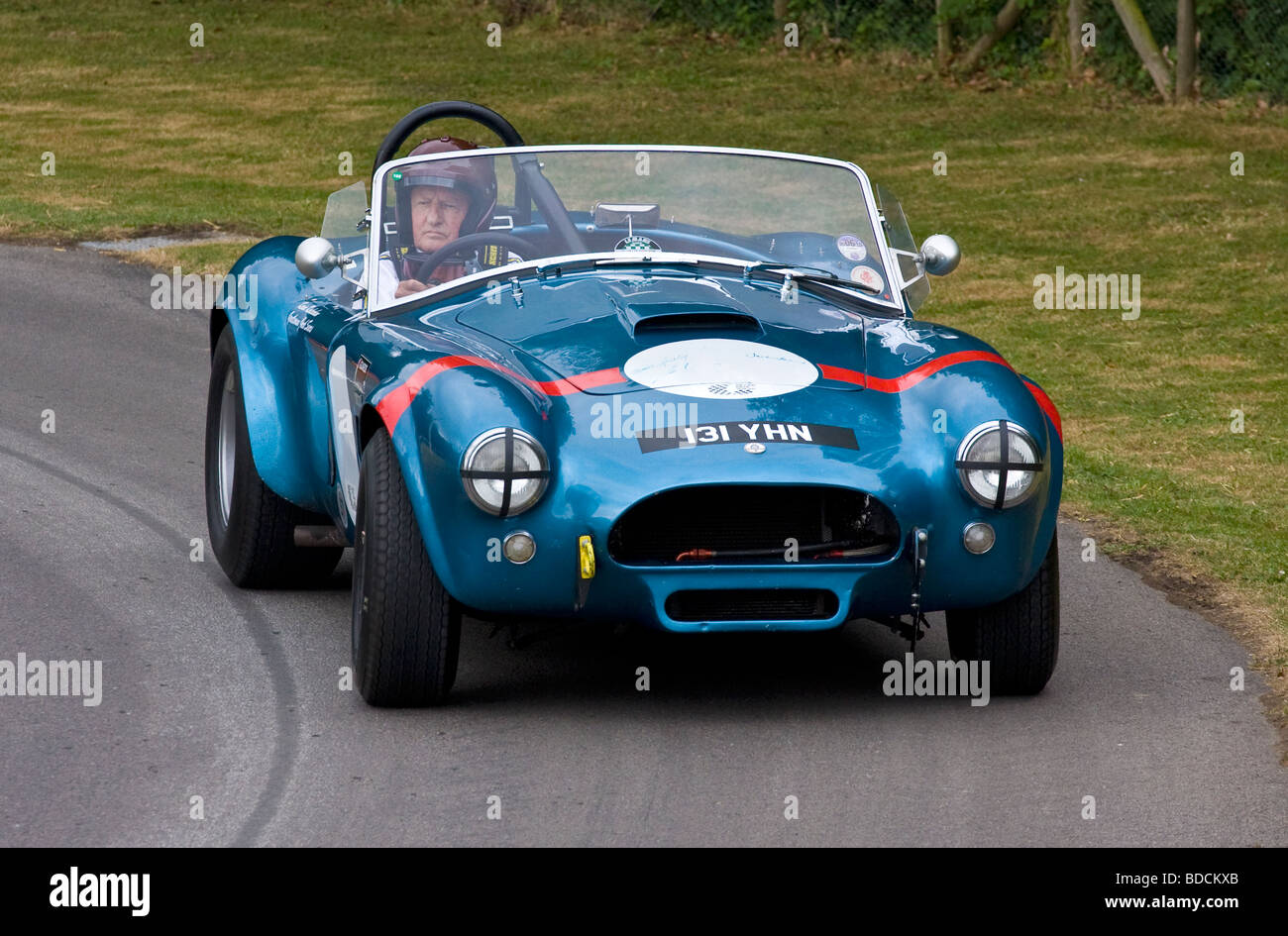 1964 AC Cobra racer endurance avec Chauffeur Jack Sears au Goodwood Festival of Speed, Sussex, UK. Banque D'Images