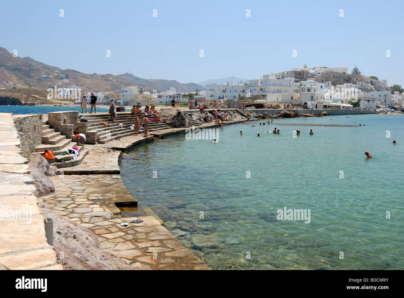 Une belle vue de la chaussée de l'île de Palatia et la zone de baignade de la famille de la ville de Naxos. Hora, l'île de Naxos, Cyclades Island Banque D'Images