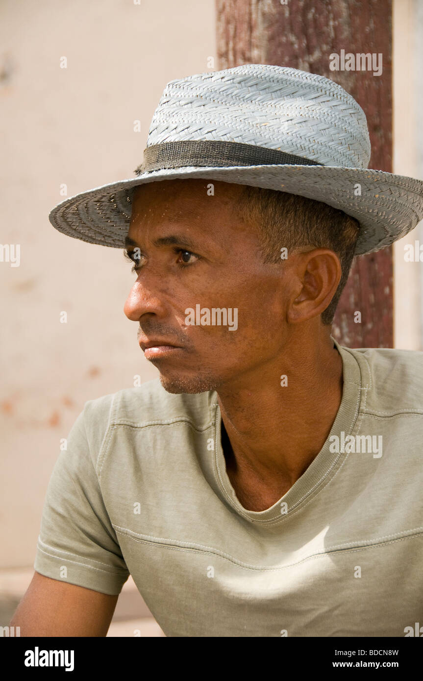 Apparemment un homme déprimé photographiée près de la place principale de la ville de Sancti Spiritus, Cuba. Banque D'Images