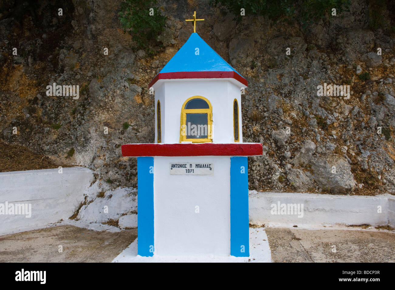 Route de culte dans le petit village de montagne à distance d'Arginia sur l'île grecque de Céphalonie, Grèce GR Banque D'Images