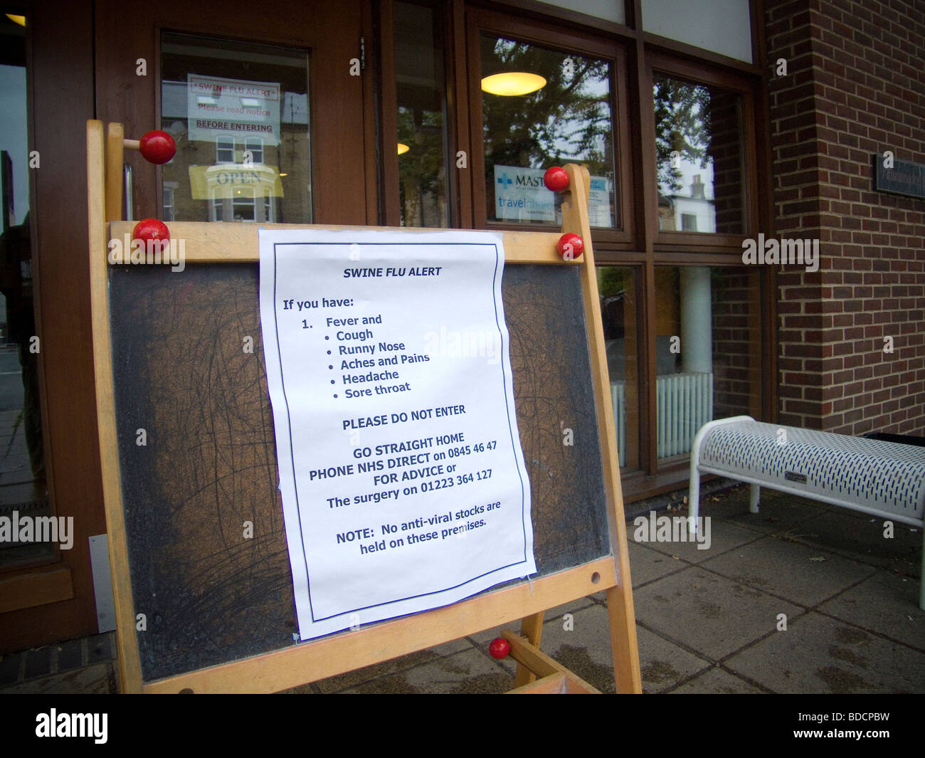 Un signe d'alerte de la grippe porcine à l'extérieur d'un des médecins (généralistes) La chirurgie au Royaume-Uni. Ceux d'avertissement avec des symptômes de grippe de ne pas entrer. Banque D'Images