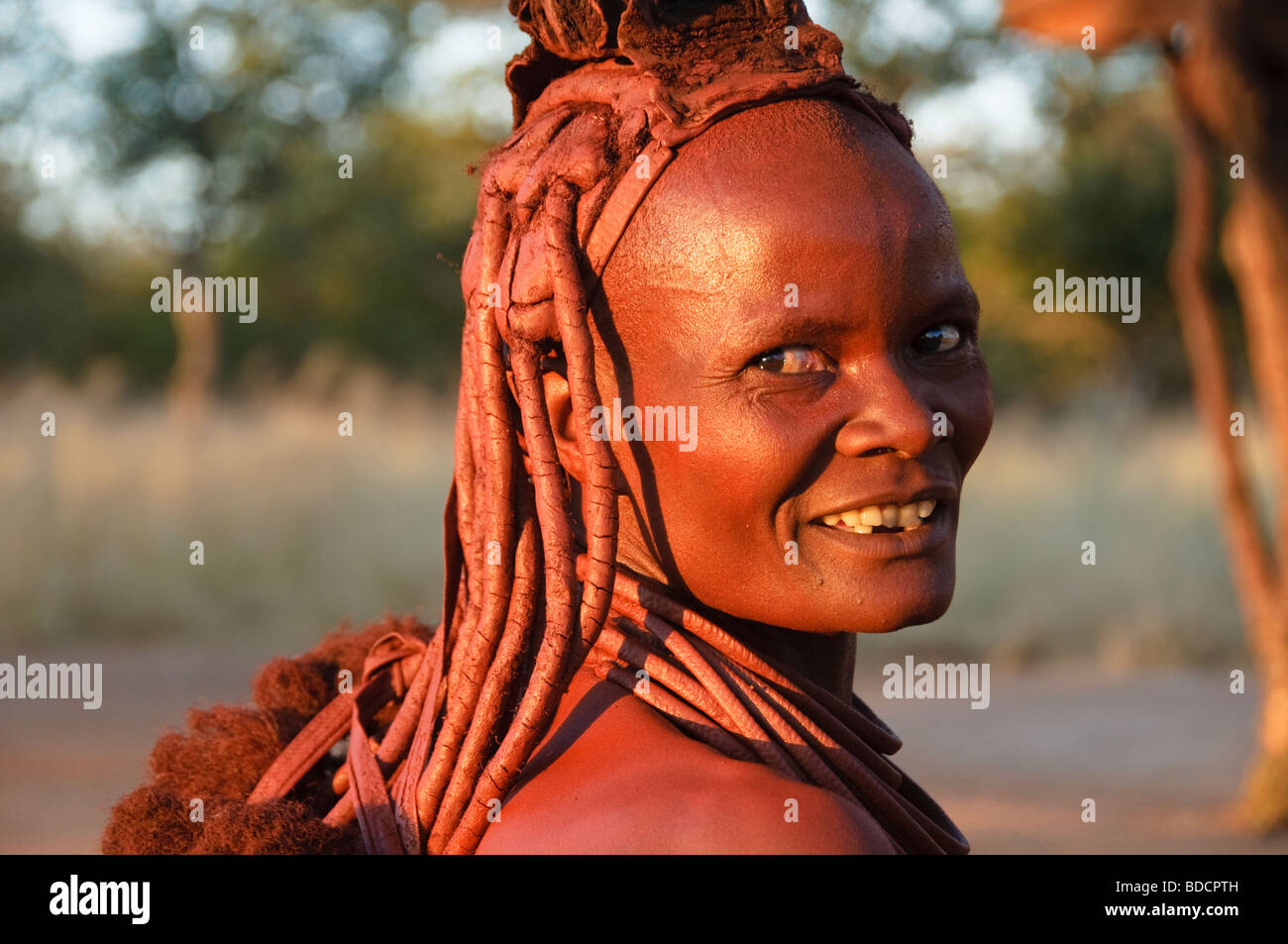 Femme Himba dans le nord de la Namibie Banque D'Images