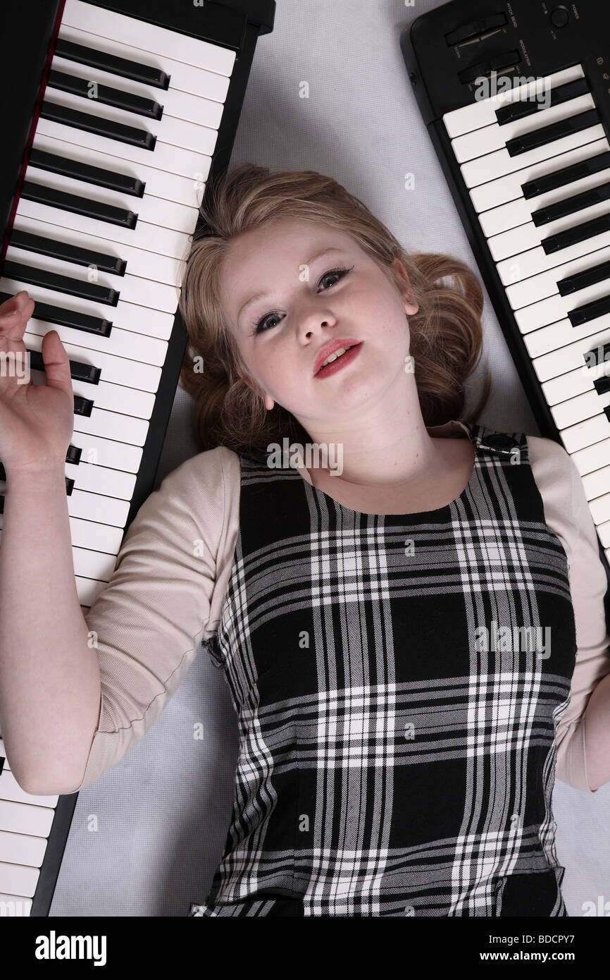 Cute blonde adolescente de dix-sept musiciens. Question sociale jeunesse series Banque D'Images