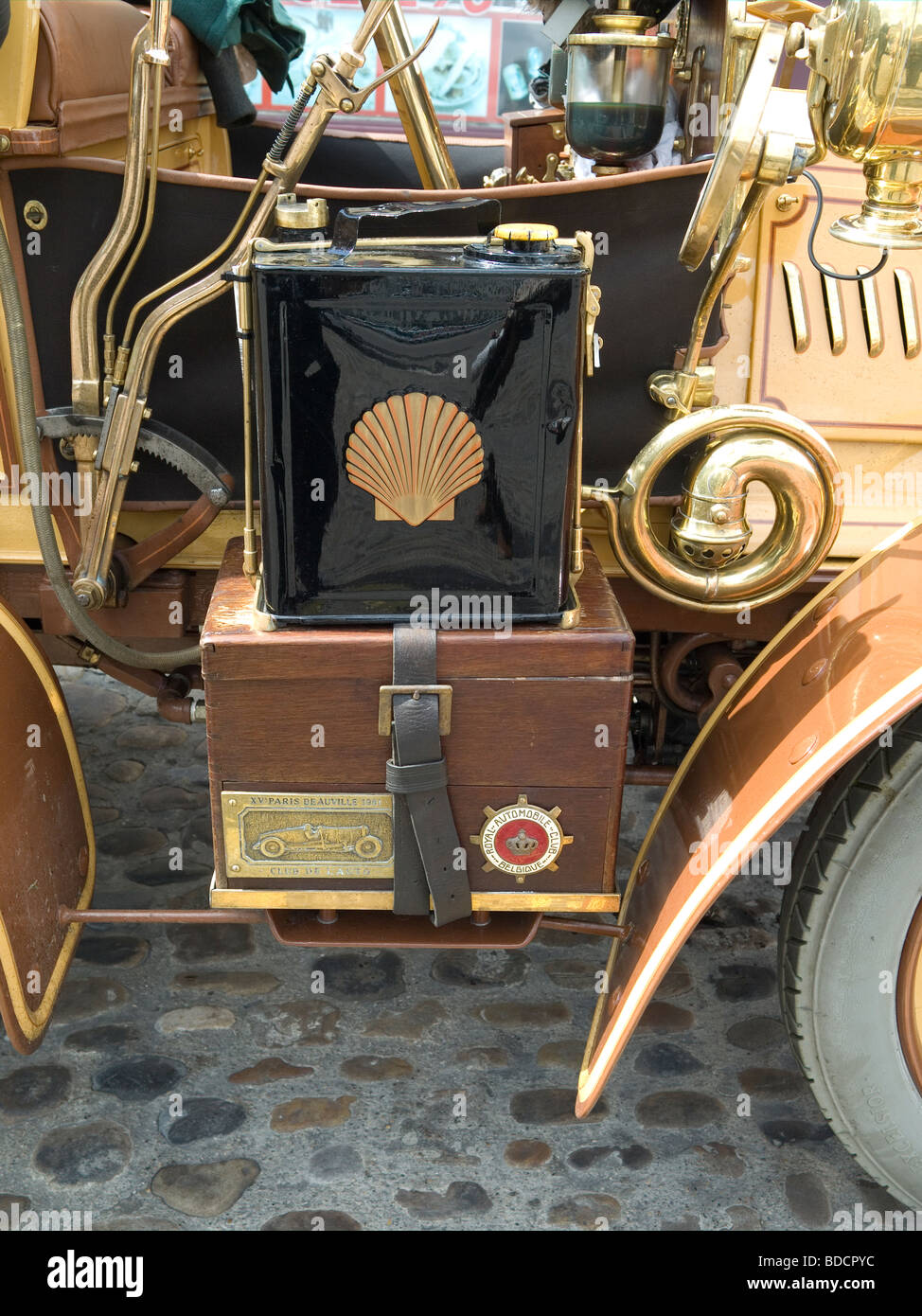 Détail d'un vétéran immaculée voiture avec un carburant de rechange peut avec une version très précoce de la société Shell logo autocollant Banque D'Images
