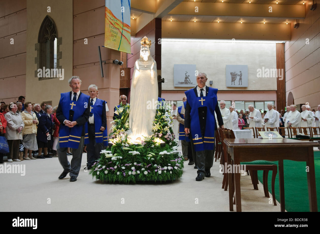 Cortège de cérémonie à la fin de la Messe à la basilique Notre Dame de Knock, Irlande Banque D'Images