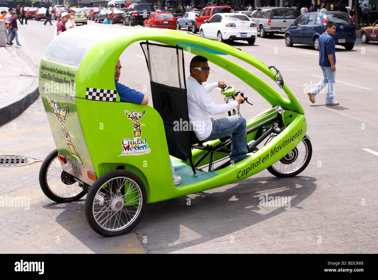 Au centre-ville de pedicab hybride vert Mexico City Banque D'Images