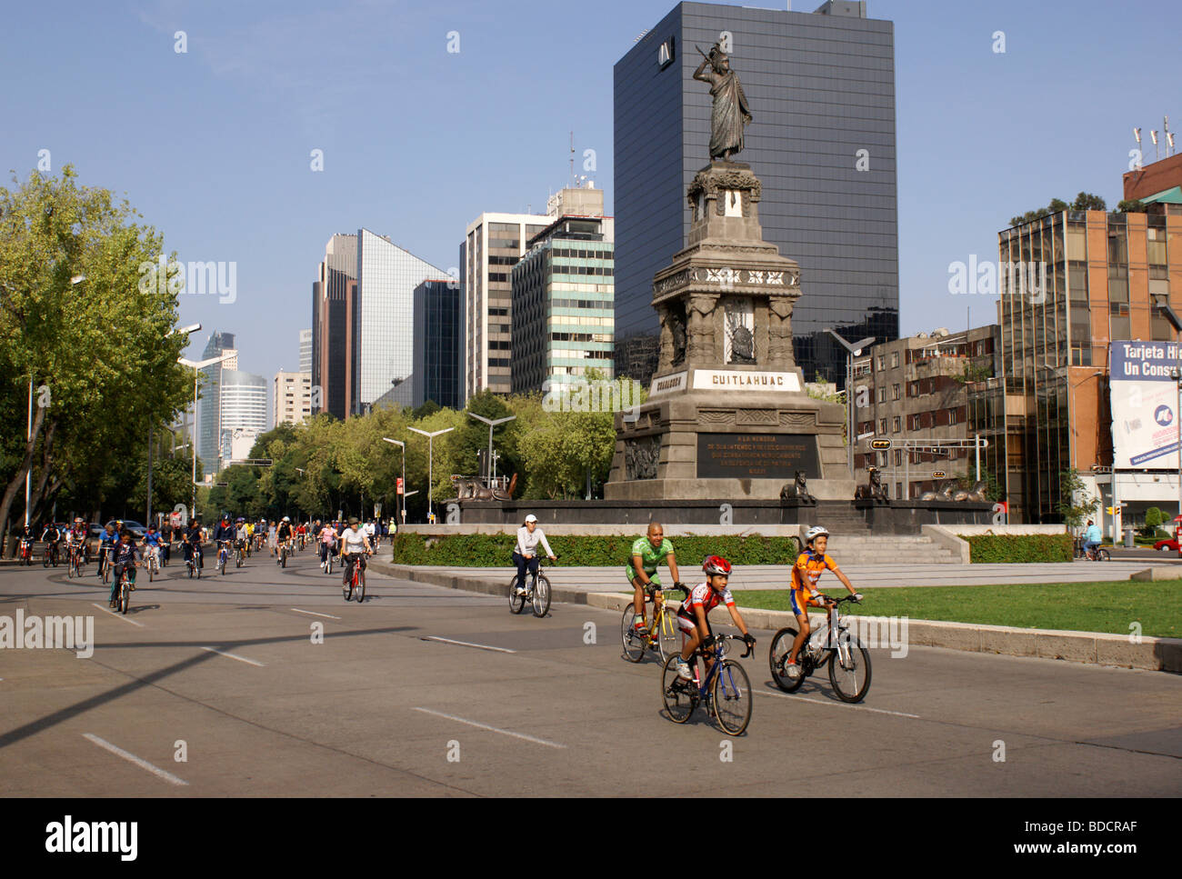 Les cyclistes sur le Paseo de la Reforma Mexico City Banque D'Images