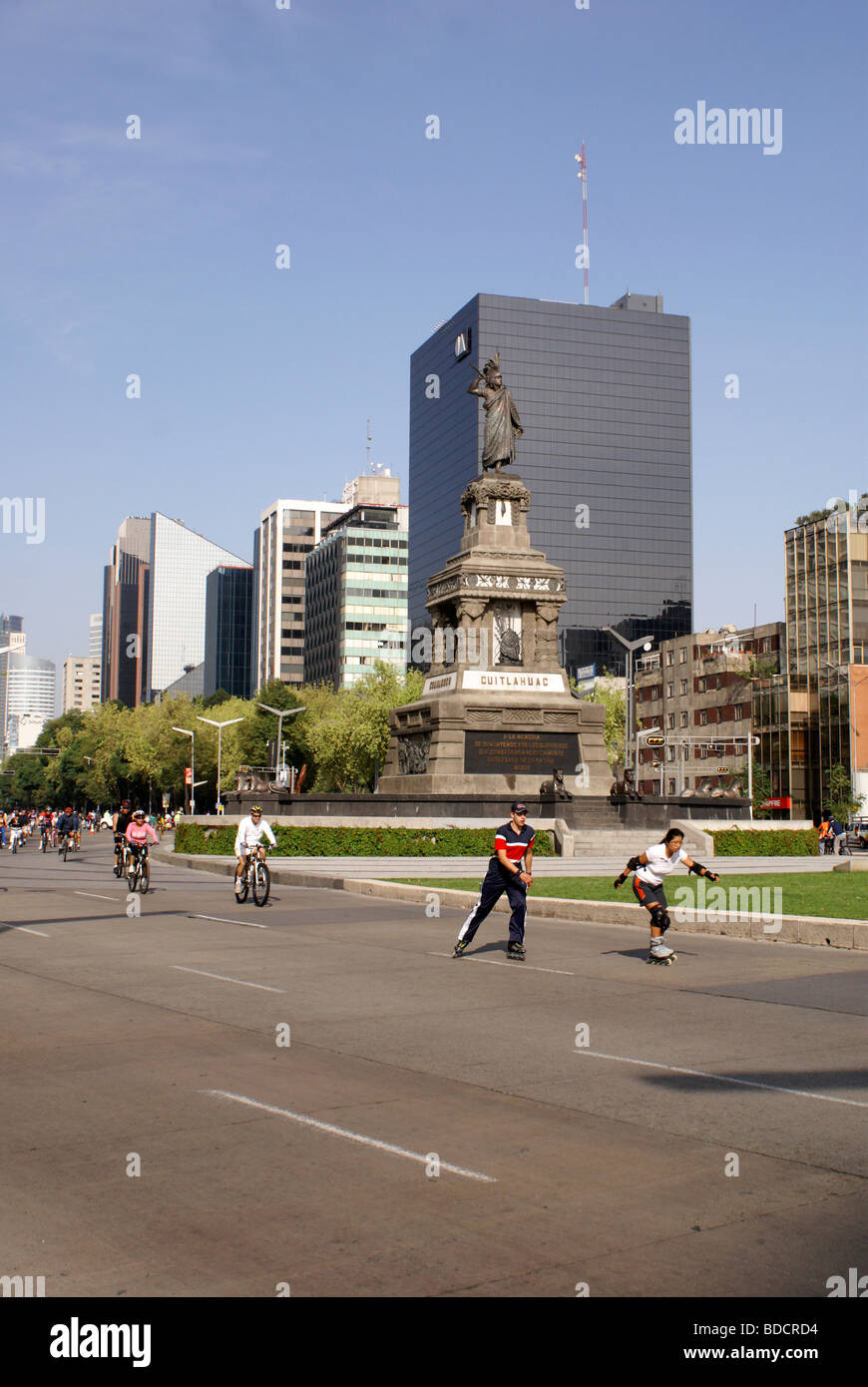 Rollers et cyclistes sur le Paseo de la Reforma, Mexico Banque D'Images