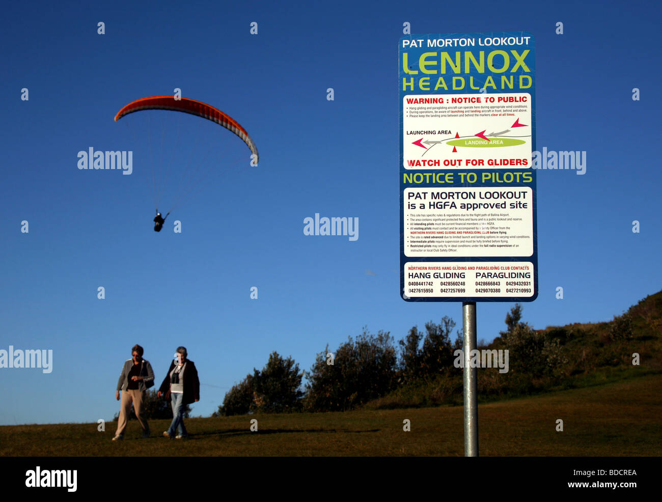 Un panneau met en garde les touristes à se méfier des deltaplanes au Pat Morton lookout près de Lennox Head en Australie Banque D'Images