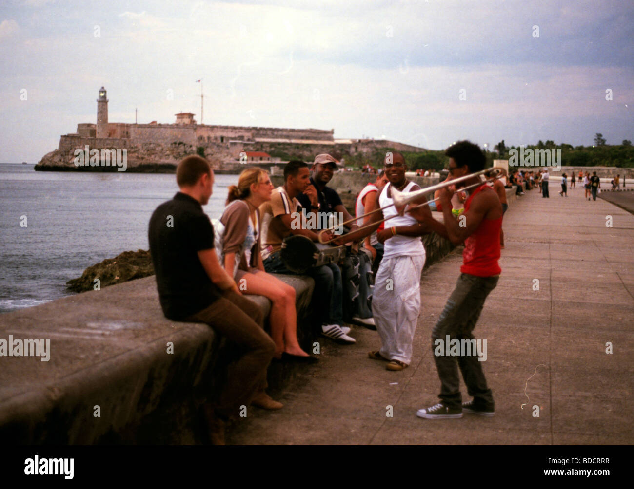 Un musicien jouant saxaphone pour les touristes sur le Malecon à La Havane, Cuba Banque D'Images