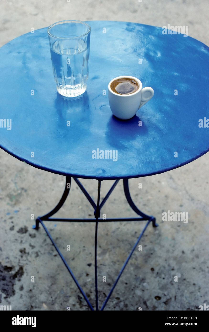 Fer A Repasser Avec Table Bleu Tasse A Cafe Et Verre D Eau Cafe Grec Crete Grece Europe Photo Stock Alamy