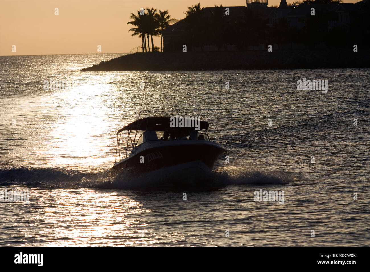 Voile dans l'eau par Sunset Key Banque D'Images