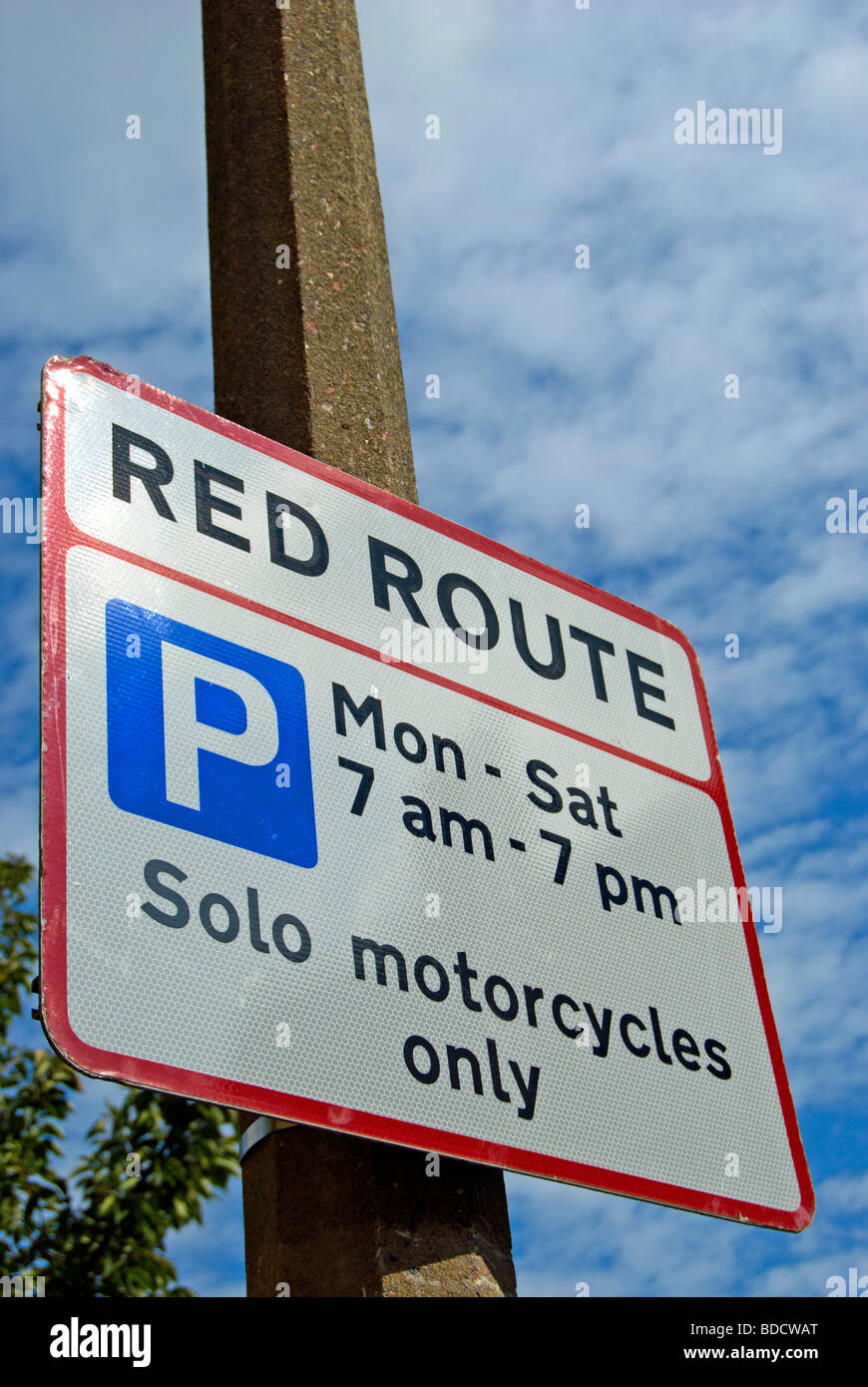 La signalisation routière pour un london red route avec restrictions de stationnement pour les motos solo, dans l'est de sheen, Londres, Angleterre Banque D'Images