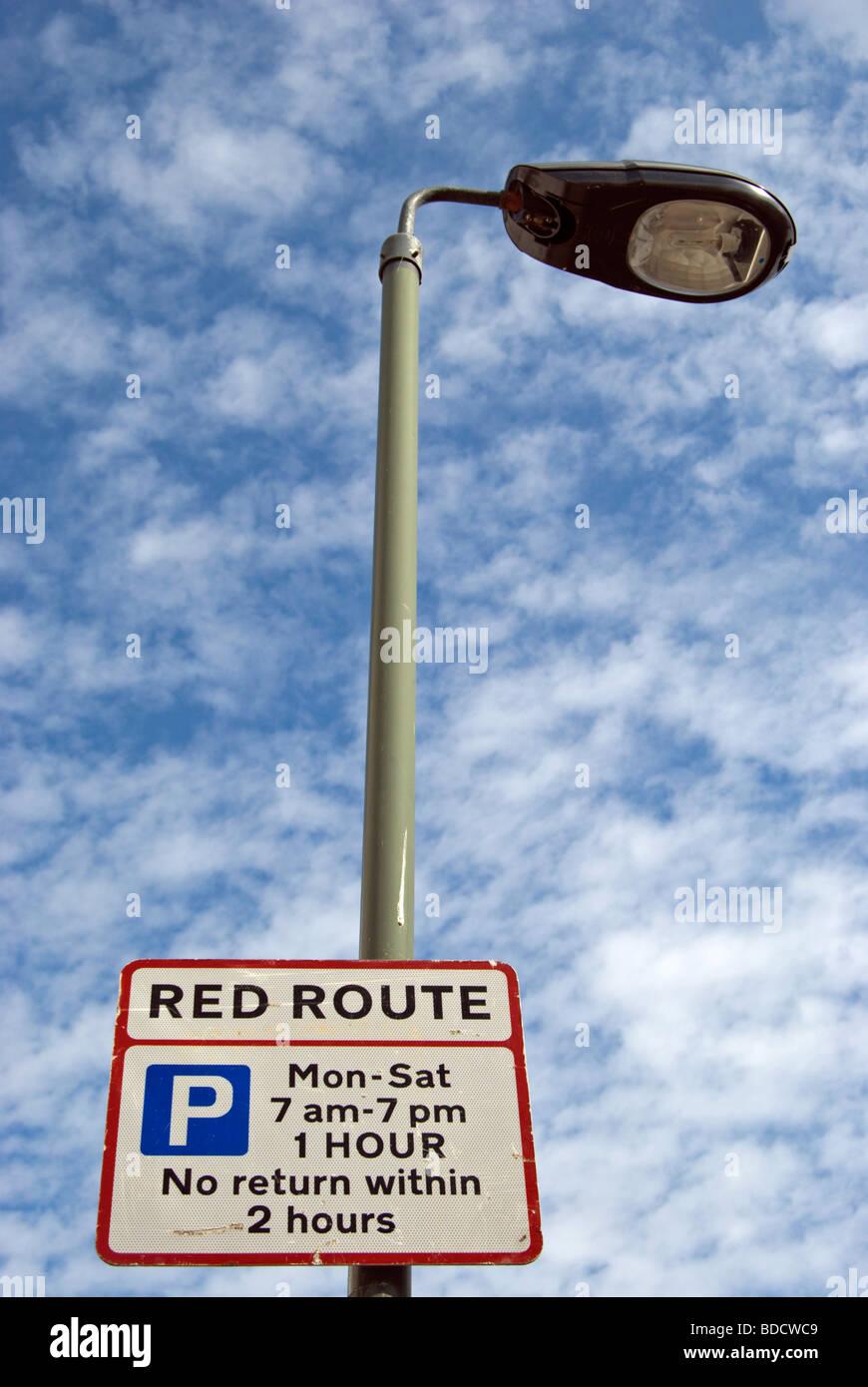 La signalisation routière indiquant un london red route et parking donnant les détails de restriction, au sud-ouest de sheen, Londres, Angleterre Banque D'Images